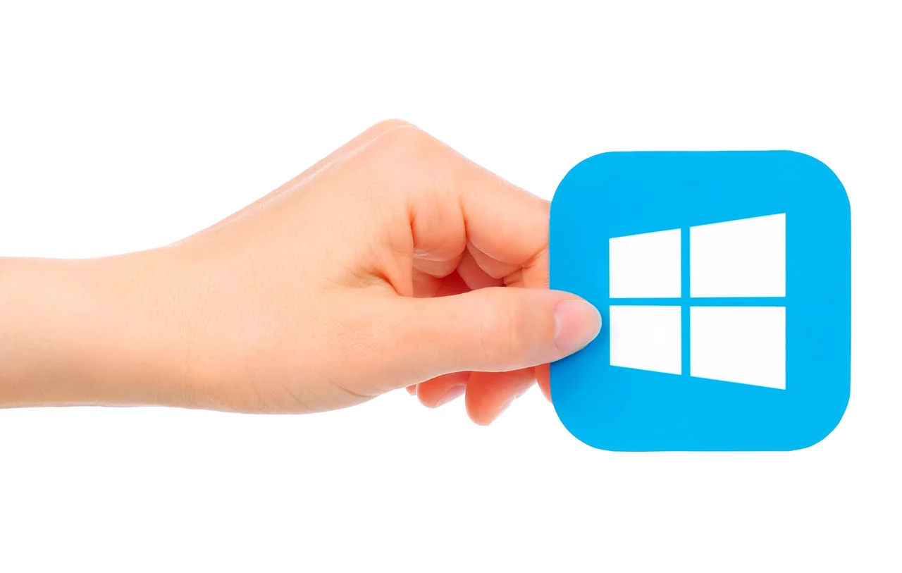 Símbolo do Windows em uma placa segurada por uma mão